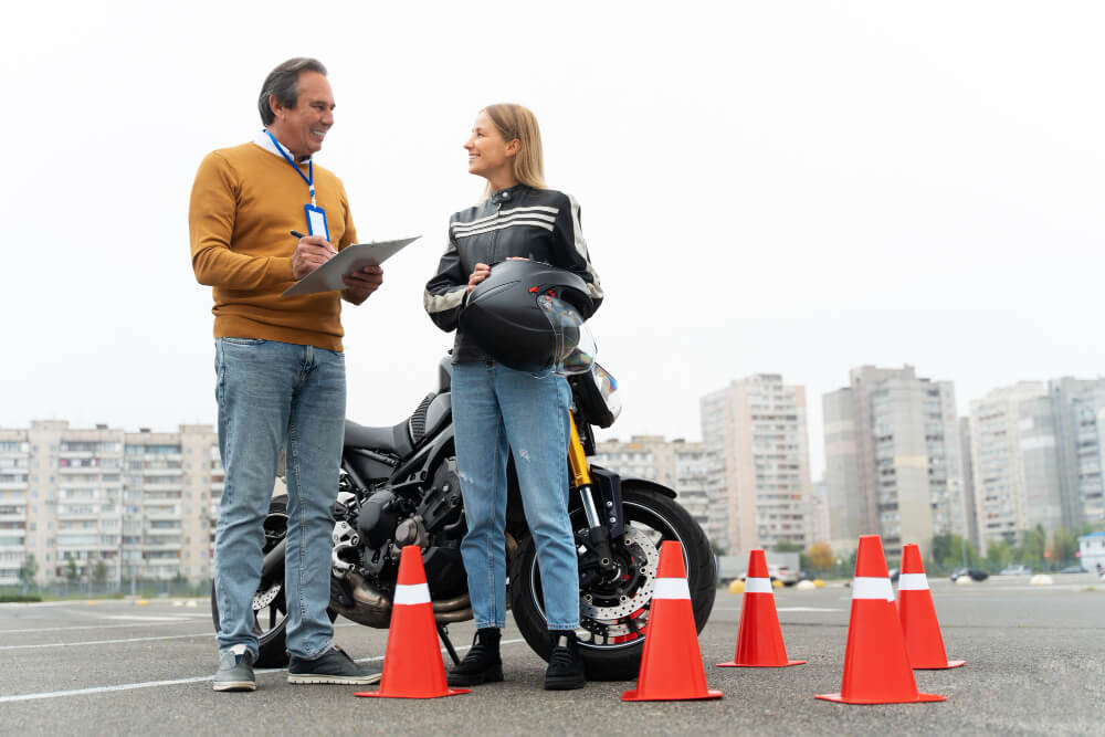 Délai entre le plateau et la circulation du permis A2 : que dit la loi ? 10 Personne passant l'épreuve de la circulation du permis moto A2, suivie par un inspecteur en voiture.