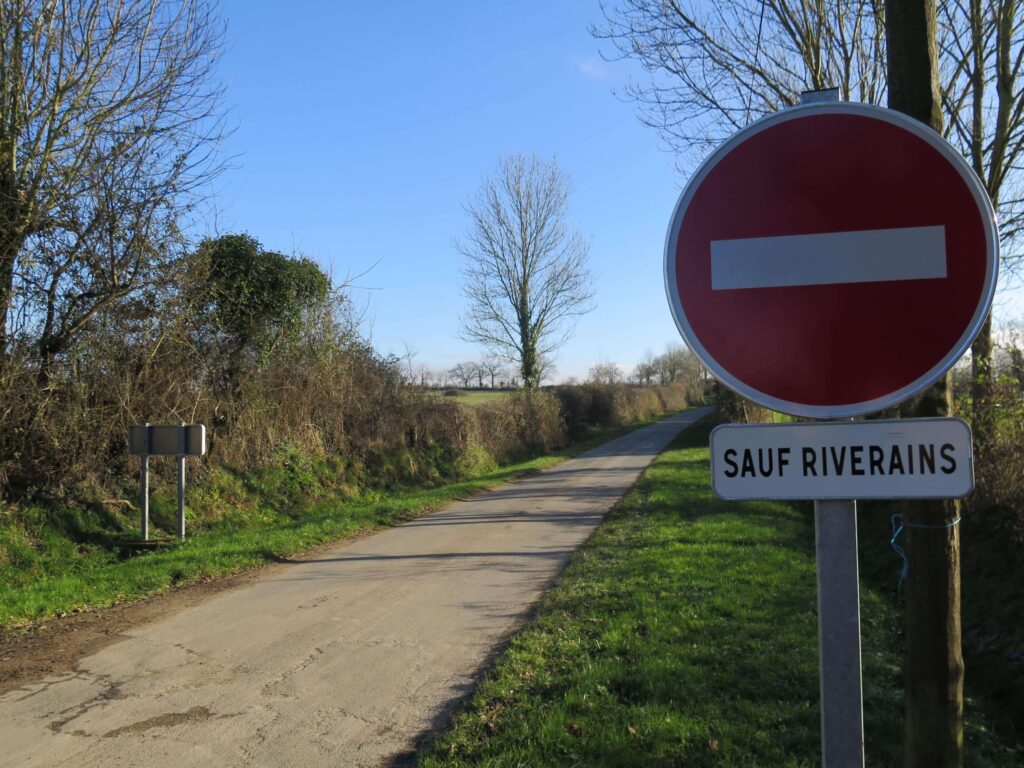 Desserte locale : que signifie ce panneau et qui a le droit de passer ? 3