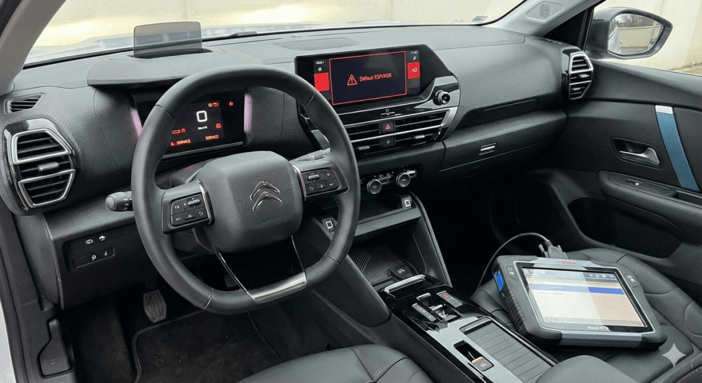 Code défaut U1205 sur Citroën/Peugeot : signification et solutions 9 Tableau de bord Citroën C4 affichant "Défaut ESP/ASR" avec une valise de diagnostic branchée.