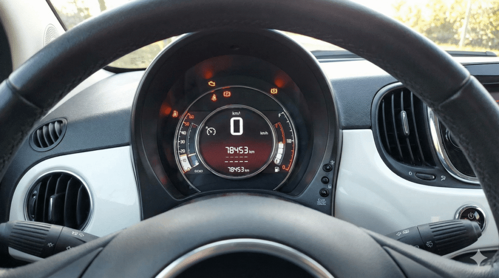 Compteur kilométrique qui clignote sur Fiat : pourquoi et comment réparer ? 5 Tableau de bord de Fiat 500 avec l'affichage du kilométrage total qui clignote.