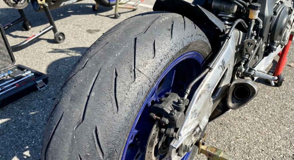 Pneu arrière Pirelli Diablo Rosso IV monté sur une moto sportive, montrant l'usure de la bande de roulement.