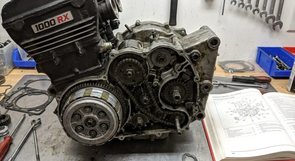 Moteur 4 cylindres de Kawasaki 1000 RX ouvert pour réfection, mettant en évidence la chaîne de démarreur.