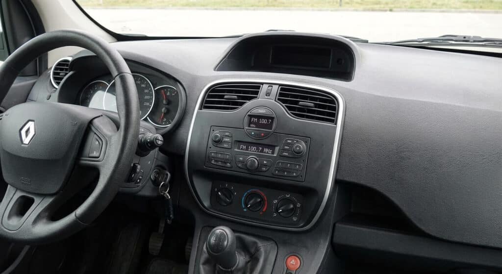 Code radio Renault Kangoo : Comment le récupérer gratuitement et l'entrer ? 3 auto radio non tactile dans Renault Kangoo