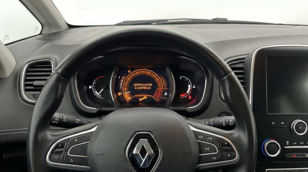 Tableau de bord de Renault Scenic 4 affichant le message d'alerte orange Antipollution à contrôler avec le voyant clé à molette