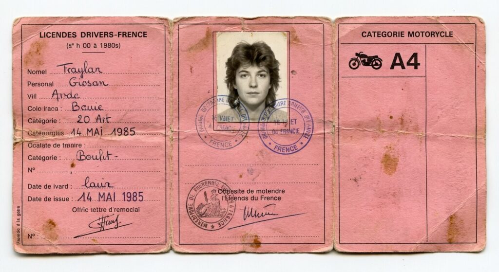 Permis A4 : Qu'était ce permis moto et que vaut-il aujourd'hui ? 2 Vieux permis de conduire français rose à trois volets montrant la catégorie A4 tamponnée (délivré dans les années 80)