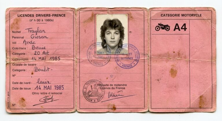 Accueil 10 Vieux permis de conduire français rose à trois volets montrant la catégorie A4 tamponnée (délivré dans les années 80)