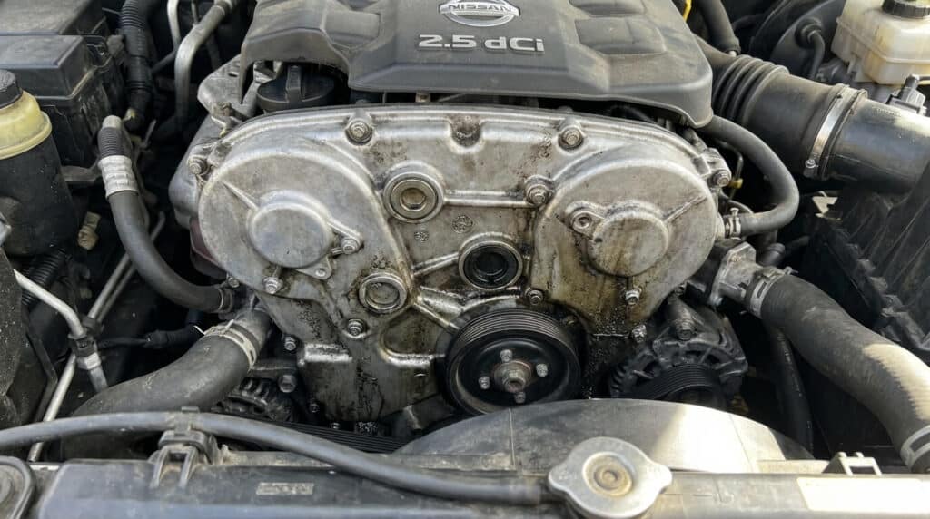 Vue du moteur 2.5 dCi d'un Nissan Pathfinder R51 avec focus sur le carter de distribution