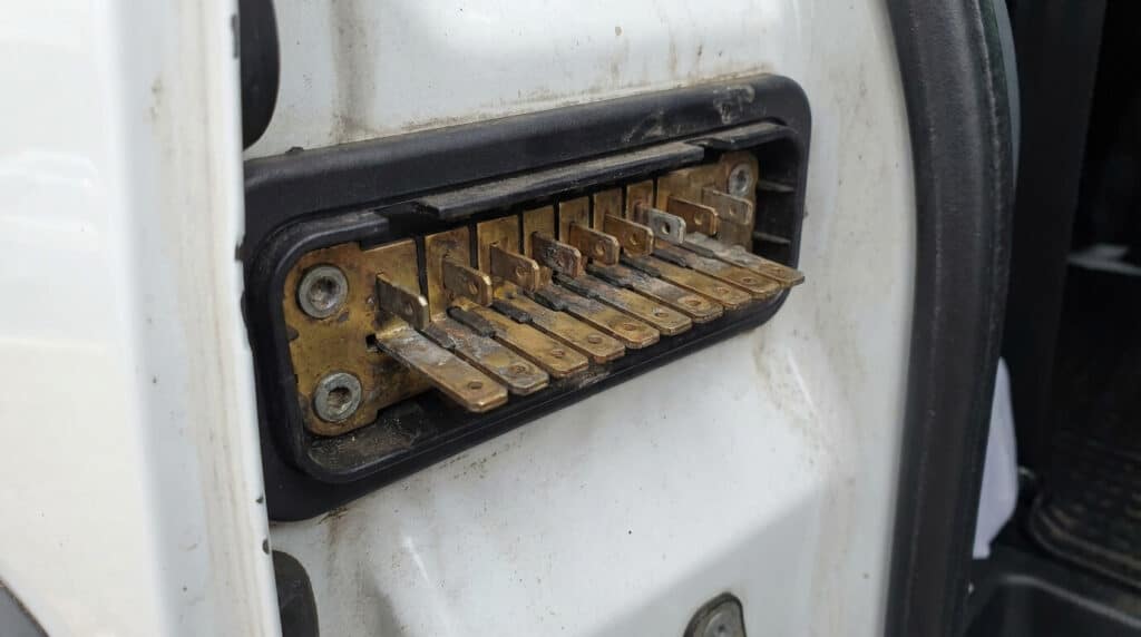 Problème de fermeture de porte latérale sur Citroën Jumpy : Causes et Solutions 3 Gros plan sur les contacteurs électriques en laiton (piano) de la porte latérale d'un Citroën Jumpy