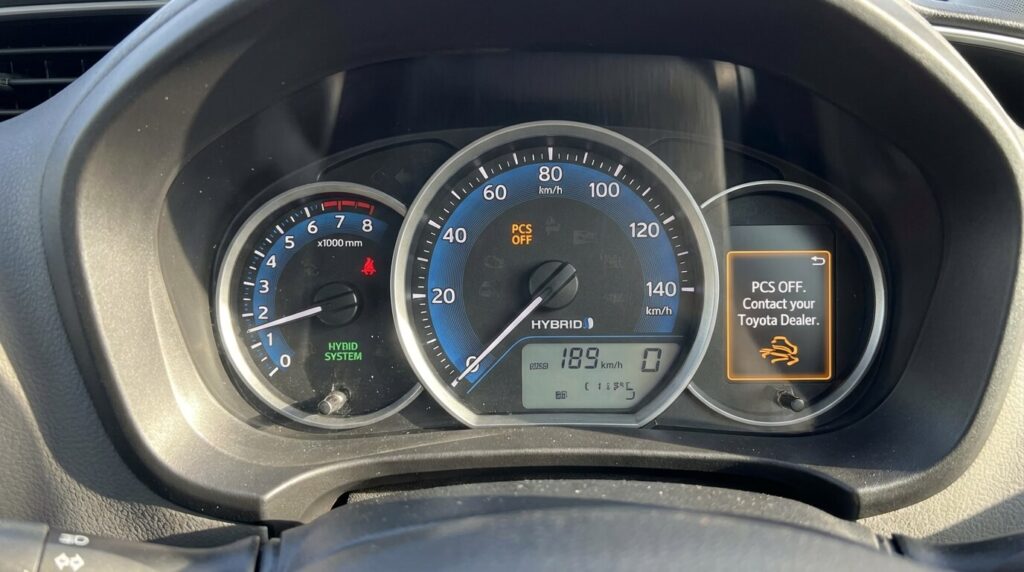Tableau de bord Toyota Yaris hybride affichant le voyant orange "PCS OFF" et le message d'alerte