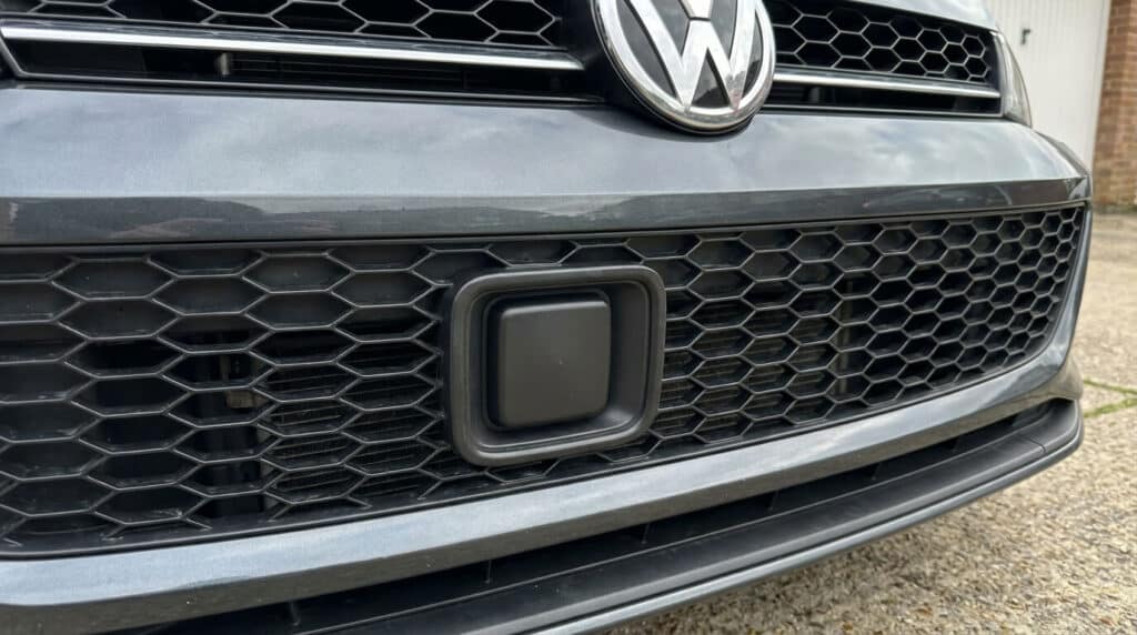 Capteur radar carré du système Front Assist situé dans la grille inférieure du pare-choc d'une Volkswagen Golf 7