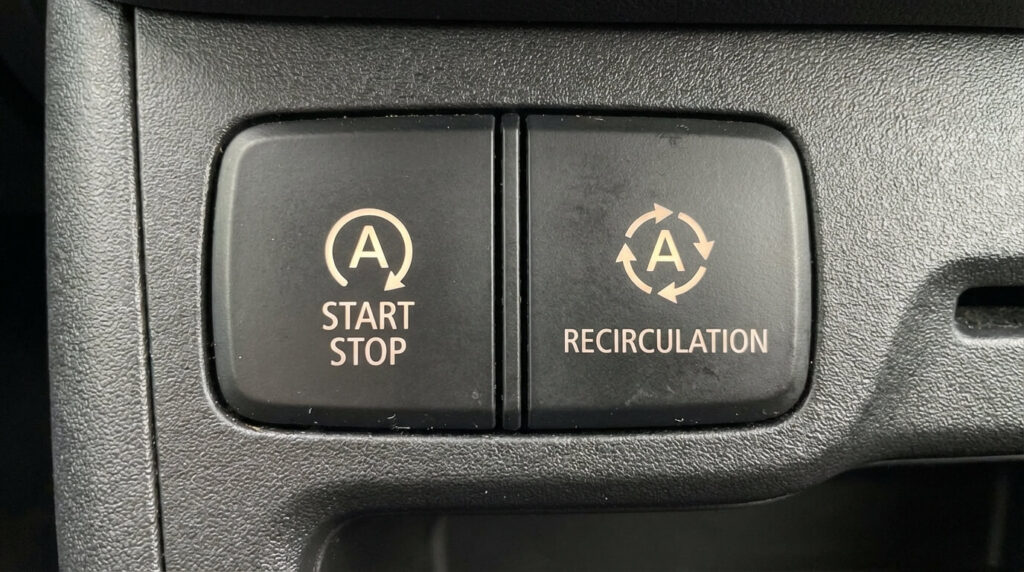 Comparaison de deux boutons de tableau de bord : un A entouré d'une flèche circulaire (Start & Stop) et un A avec des flèches rotatives (Recyclage d'air)