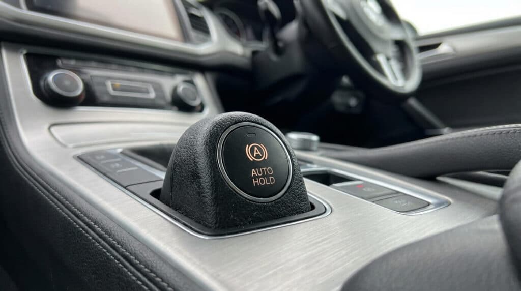 symbole "A" dans un cercle fermé de l'Auto Hold d'une voiture