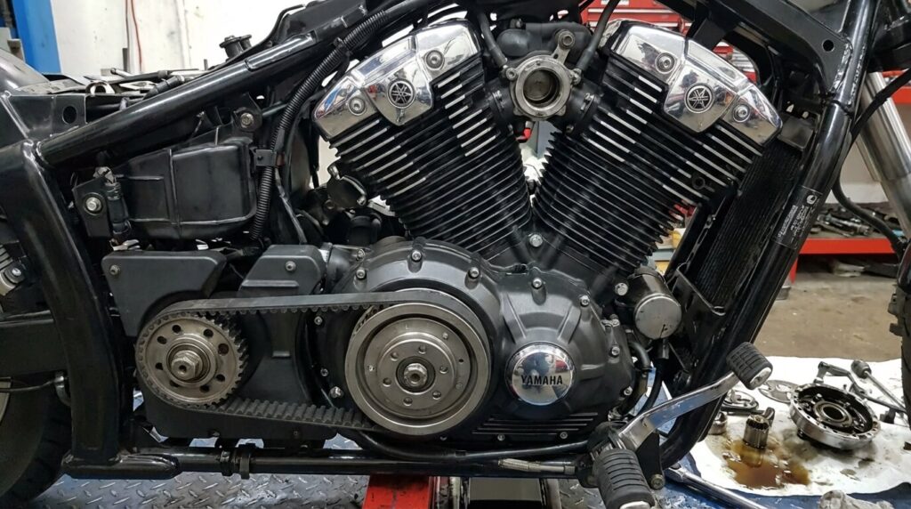 Gros plan sur le moteur V-Twin et la transmission par courroie d'une Yamaha XVS 1300 Midnight Star