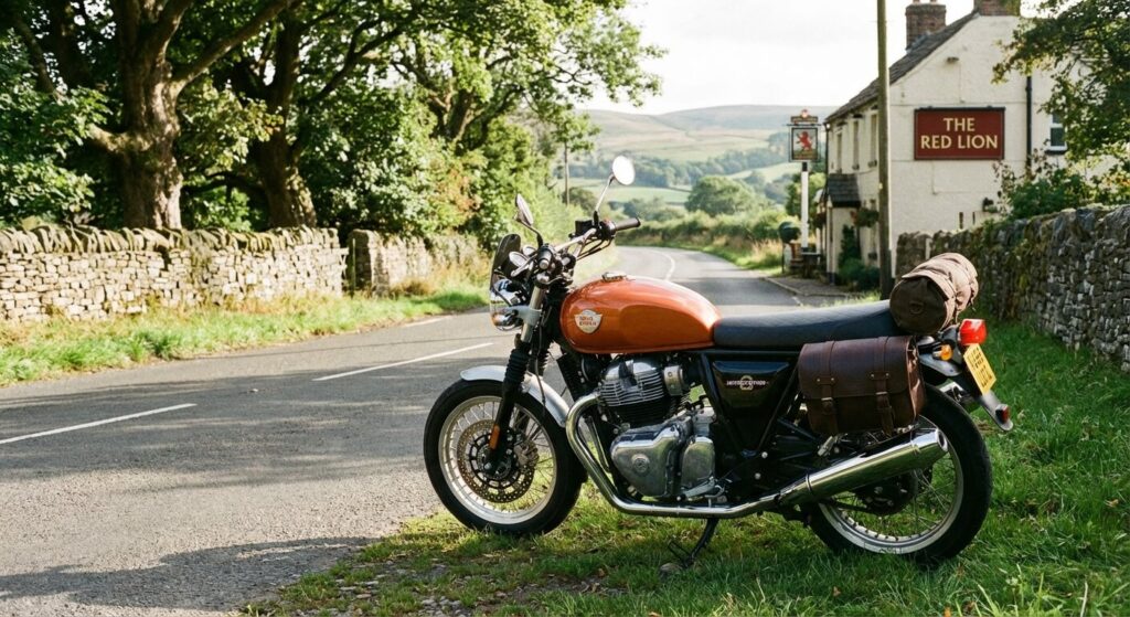 Moto Royal Enfield Interceptor 650 garée sur le bord d'une route de campagne, une machine au look rétro très appréciée