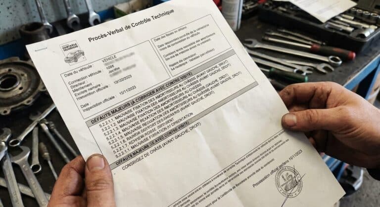 Rapport de contrôle technique affichant le défaut de mauvaise attache des amortisseurs au châssis