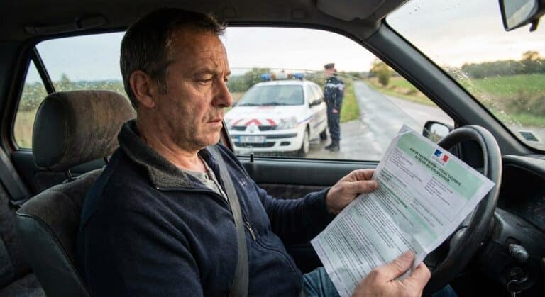 Conducteur lisant un avis de contravention pour vitesse excessive eu égard aux circonstances