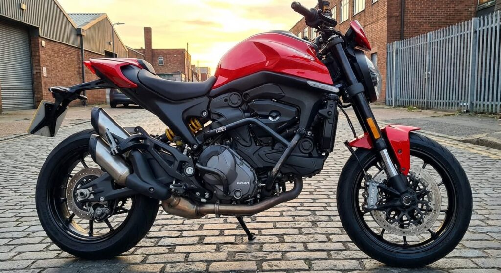 Barres de protection moteur noires montées sur un roadster CF Moto pour protéger les carters latéraux.