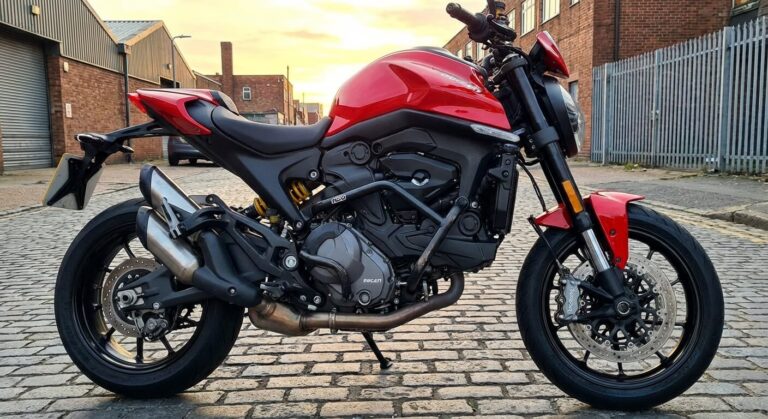 Barres de protection moteur noires montées sur un roadster CF Moto pour protéger les carters latéraux.