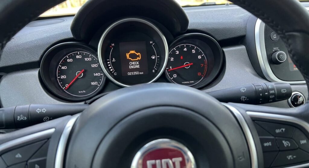 Témoin d'alerte du voyant moteur allumé en orange sur le combiné d'instruments d'un Fiat 500X
