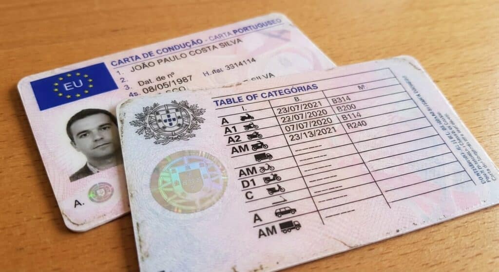 Gros plan sur une Carta de Condução, le permis de conduire officiel portugais avec les catégories motos