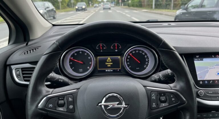 Ordinateur de bord d'une Opel affichant le message d'alerte jaune Entretien ESC