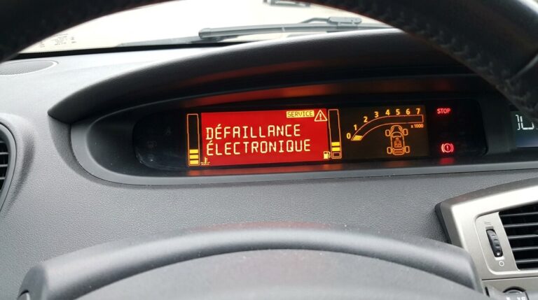 Accueil 4 Écran central d'un Scénic 2 affichant le message d'alerte rouge "Défaillance Électronique".