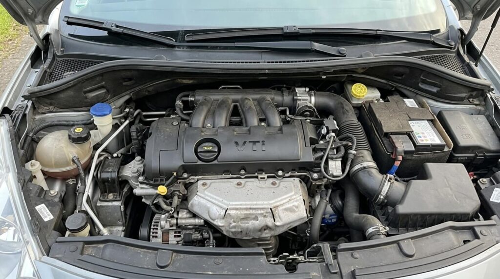 Vue sous le capot d'un moteur essence VTi de première génération du groupe PSA.