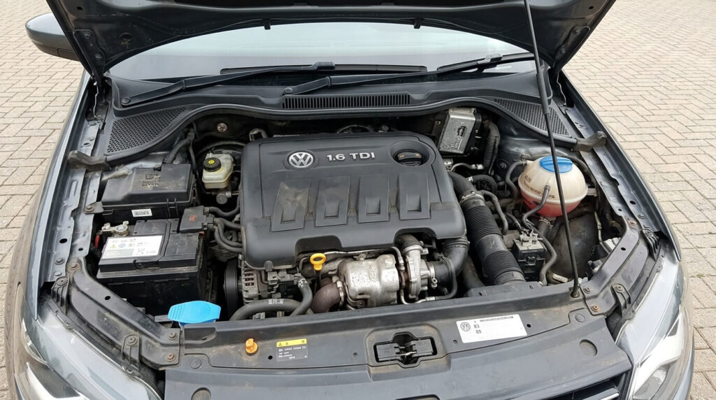 Compartiment moteur d'une Volkswagen Polo 5 équipée du bloc diesel 1.6 TDI 90 chevaux.