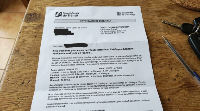 Accueil 11 Lettre de contravention en français du Servei Català de Trànsit posée sur une table.