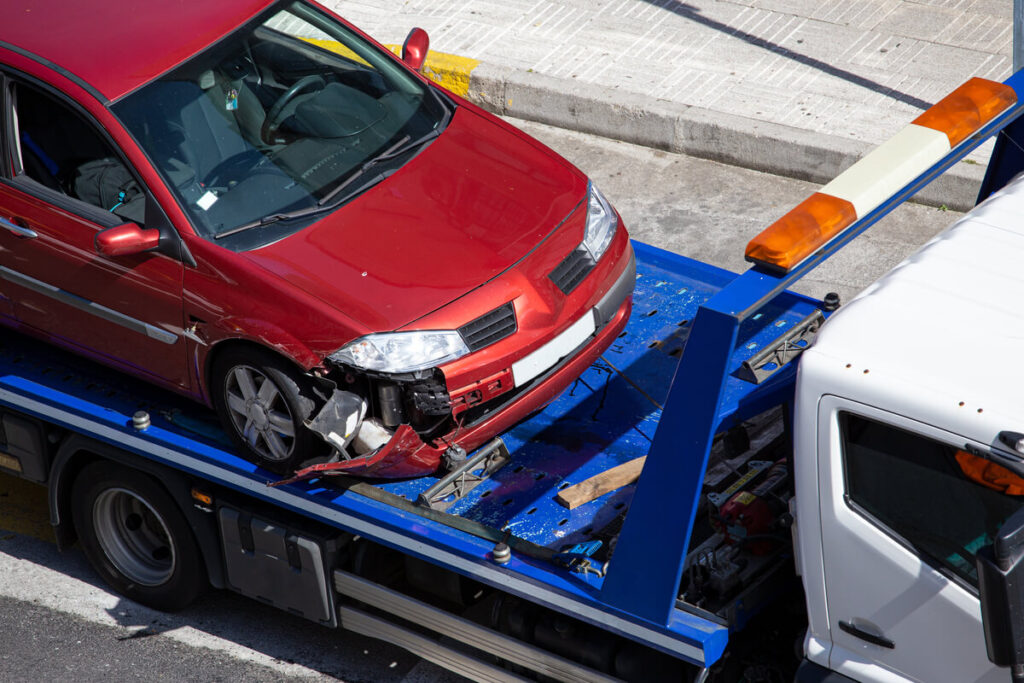 Un camion de dépannage professionnel enlevant une voiture hors d'usage en Seine-et-Marne.