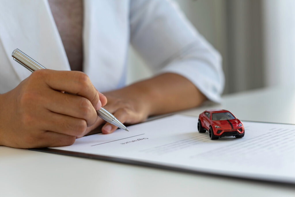 Signature des papiers officiels et de la carte grise pour la destruction légale d'une épave auto.