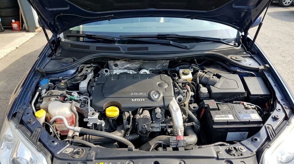 Vue d'ensemble du moteur 2.0 dCi (M9R) sous le capot d'une Renault Laguna.