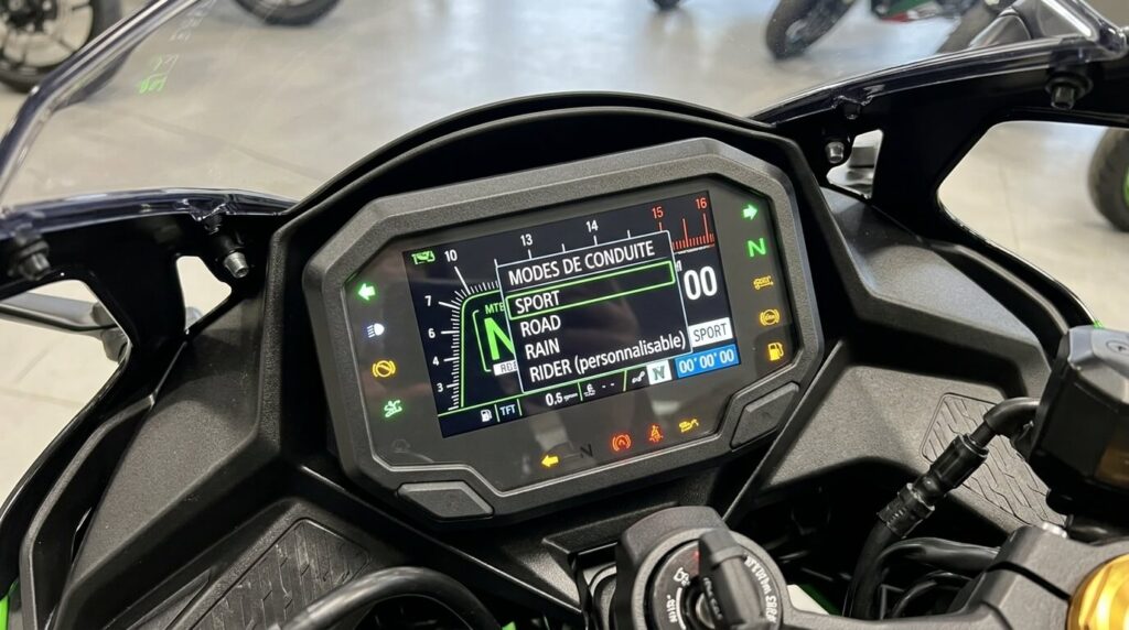 Kawasaki ZX-4RR et permis A2 : est-elle bridable et comment ça fonctionne ? 3 Écran TFT couleur de la Kawasaki ZX-4RR affichant les modes de conduite.
