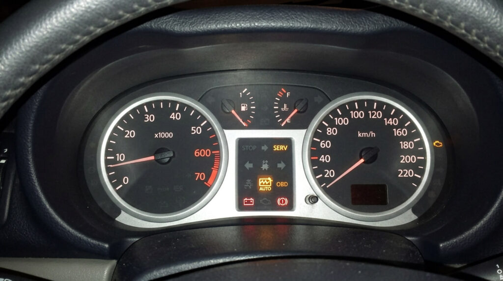 Le combiné d'instruments d'une Clio 2 essence affichant le voyant de défaillance électronique de transmission.