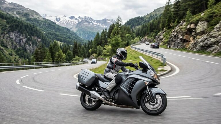 Accueil 5 Une moto routière Kawasaki GTR 1400 grise en circulation sur une route de montagne.