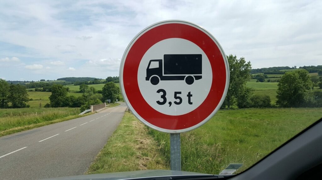 Interdiction aux plus de 3t5 : quelle est l'amende et qui est réellement concerné par ce panneau ? 2 Panneau routier réglementaire d'interdiction d'accès aux véhicules de plus de 3,5 tonnes (panneau B4).