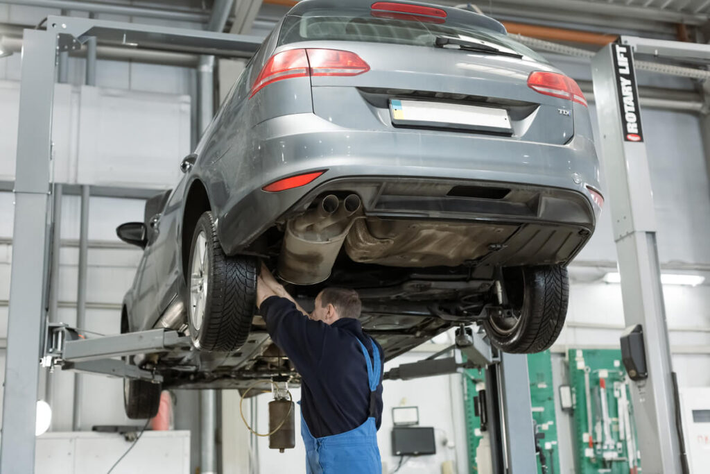 Une voiture sur un pont élévateur dans l'atelier d'un centre auto moderne.
