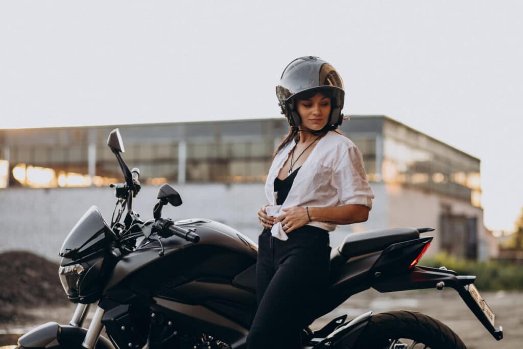 Un motard consultant les garanties de son contrat d'assurance sur une tablette.