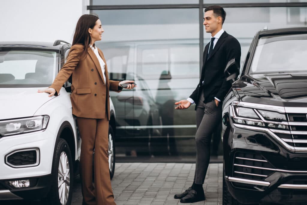 Deux SUV de marques différentes stationnés côte à côte pour un test comparatif de budget.