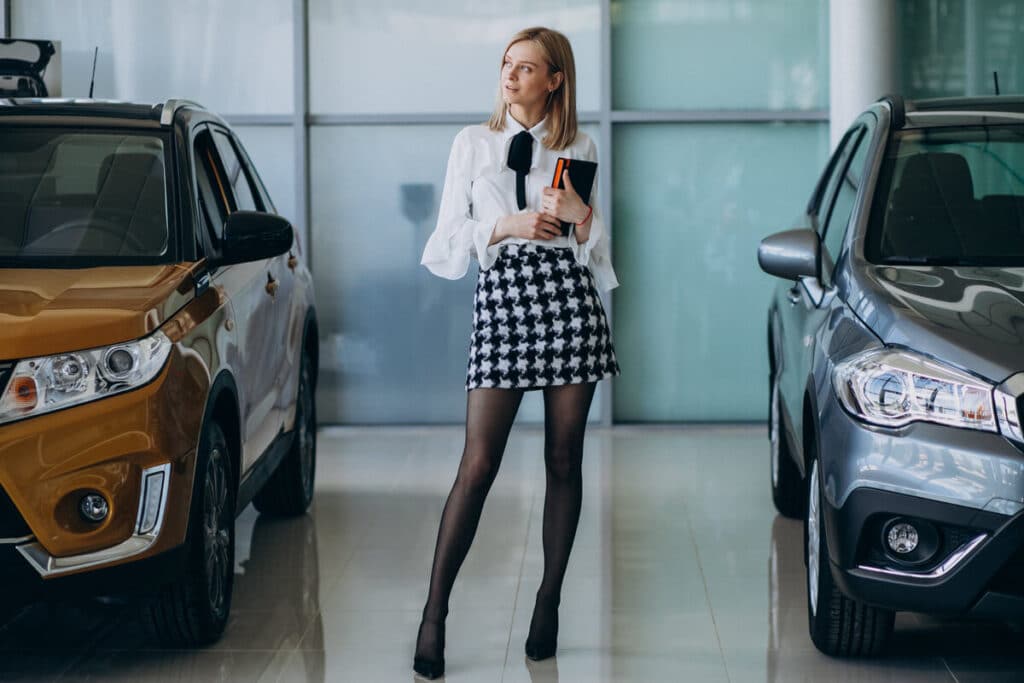 Un SUV neuf abordable exposé dans le showroom brillant d'une concession automobile.