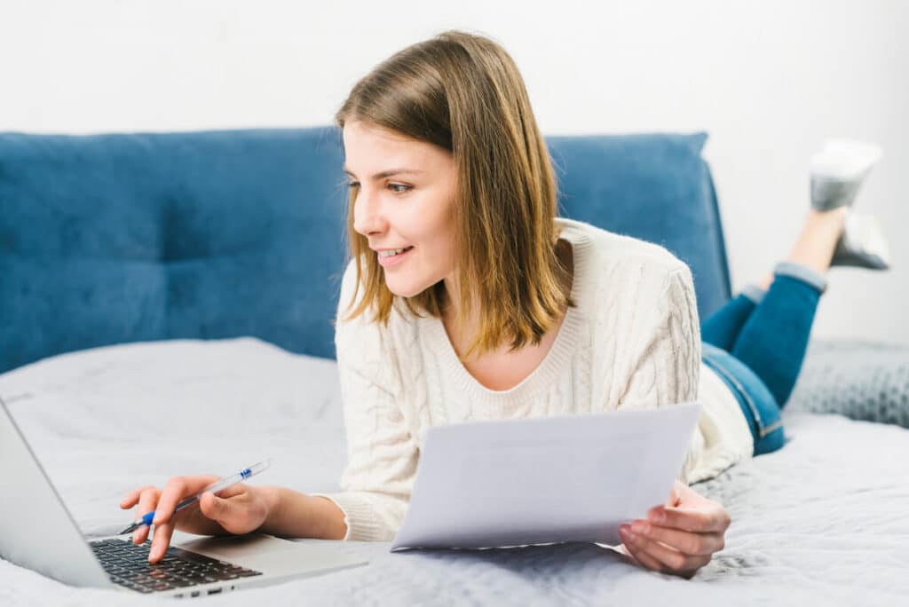 Aide au permis en Loire-Atlantique : toutes les aides disponibles en 2026 3 Un étudiant remplissant son dossier de demande de subvention locale pour financer ses heures de code et de conduite.