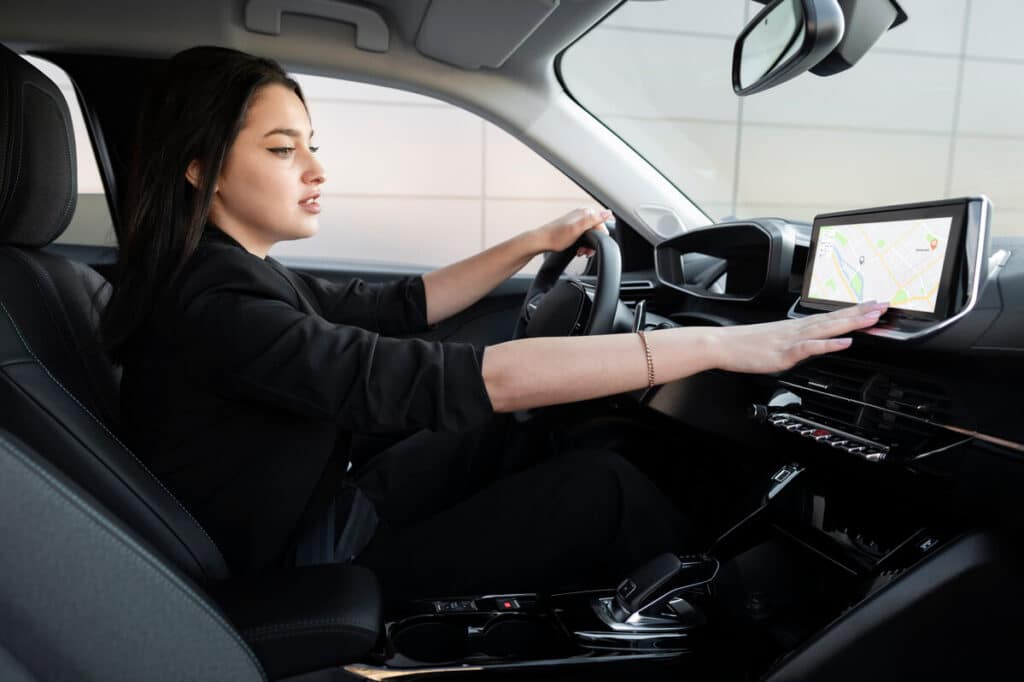 Habitacle technologique d'un SUV d'occasion mieux équipé avec sellerie en cuir et grand écran central.