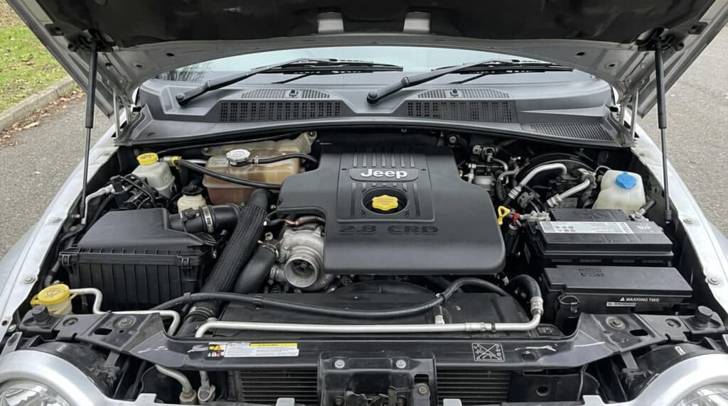 Jeep Cherokee 2.8 CRD : fiabilité, problèmes et points de vigilance 3 Le compartiment moteur d'un 4x4 Jeep Cherokee équipé du bloc diesel 2.8 CRD.
