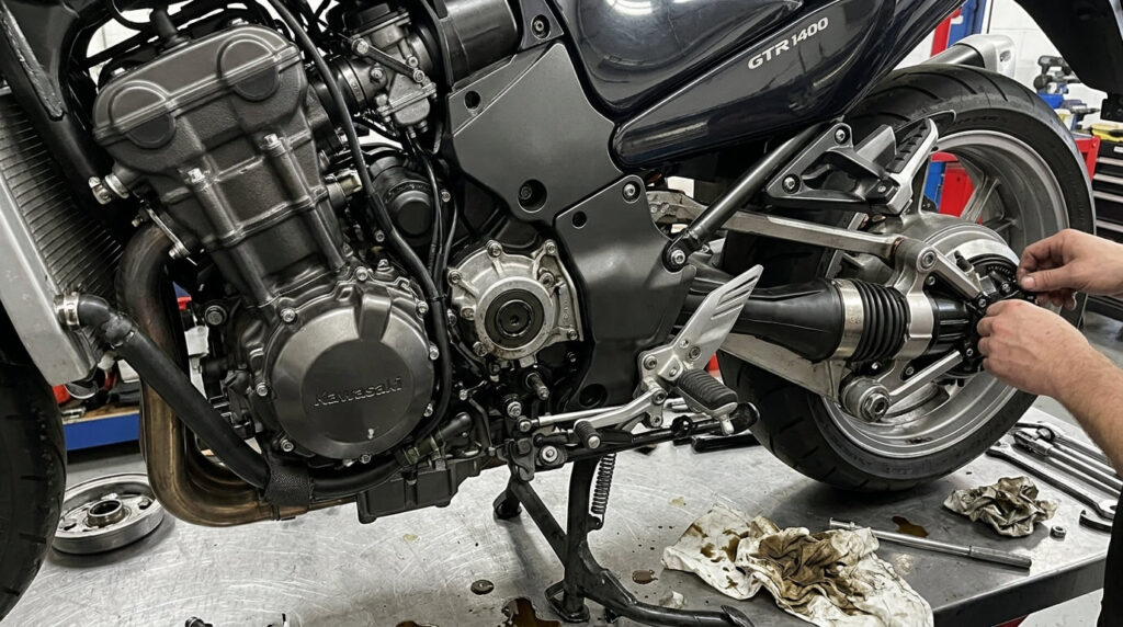 Gros plan sur le bloc moteur et le système de transmission par cardan Tetra-Lever en atelier.