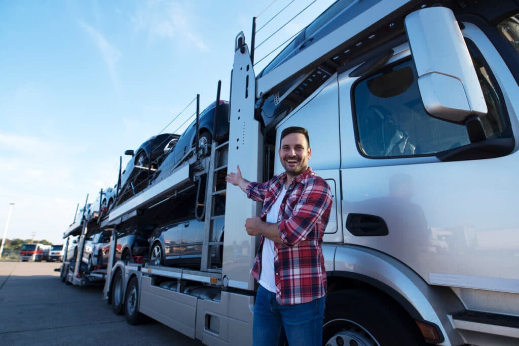 Importer une voiture d’Allemagne fait-il vraiment baisser la facture ? 4 Un camion porte-huit transportant des voitures d'occasion importées d'Allemagne vers la France.