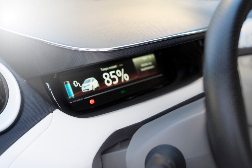 Quel SUV électrique a la plus grande autonomie ? 4 Gros plan sur l'écran numérique d'un SUV électrique affichant une autonomie restante élevée en kilomètres.