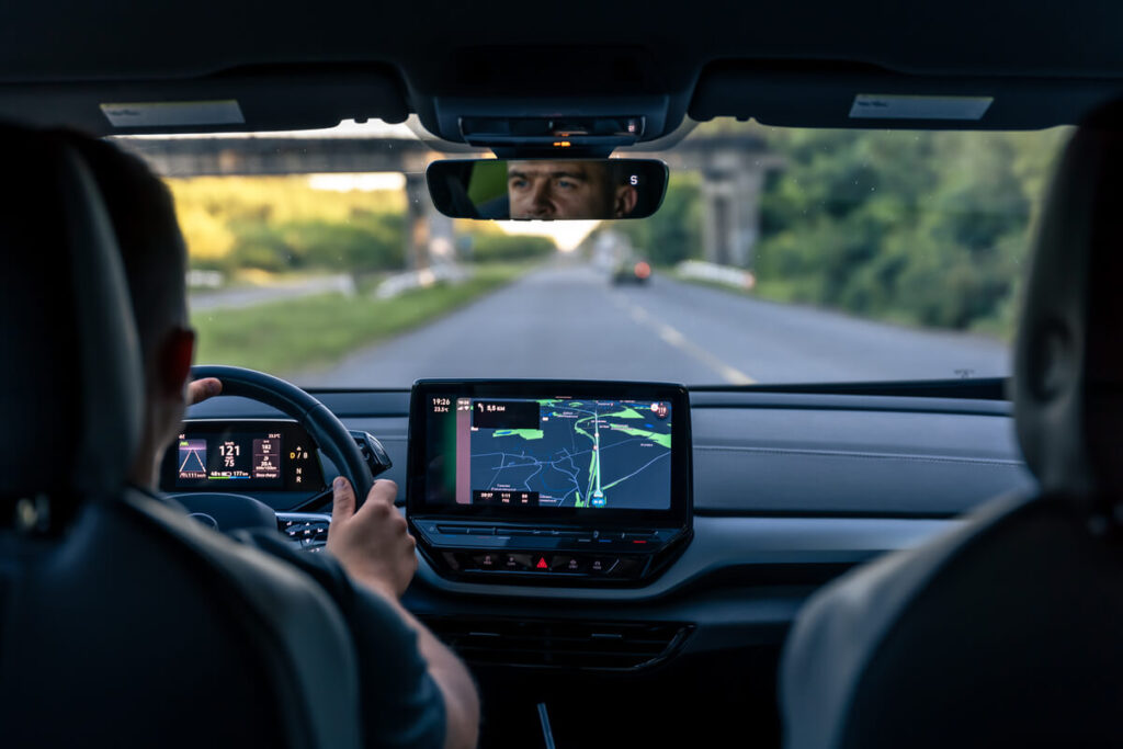 Voitures connectées : quelles données votre véhicule collecte-t-il sur vous ? 3 Une carte de navigation GPS affichée sur le tableau de bord numérique d'un véhicule moderne.