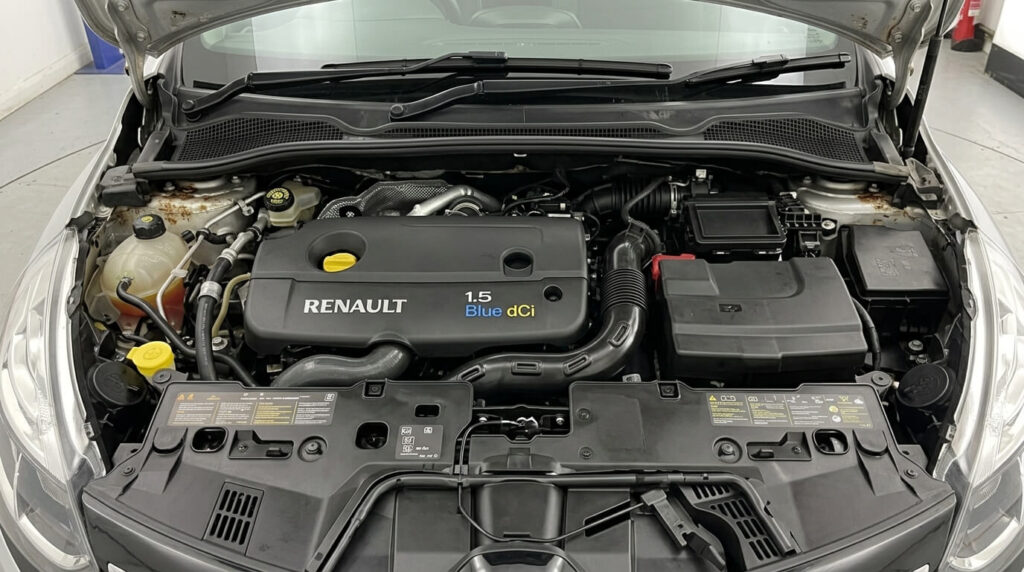 Le bloc moteur diesel 1.5 Blue dCi propre sous le capot d'une Renault Clio d'occasion.