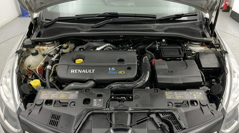 Accueil 10 Le bloc moteur diesel 1.5 Blue dCi propre sous le capot d'une Renault Clio d'occasion.