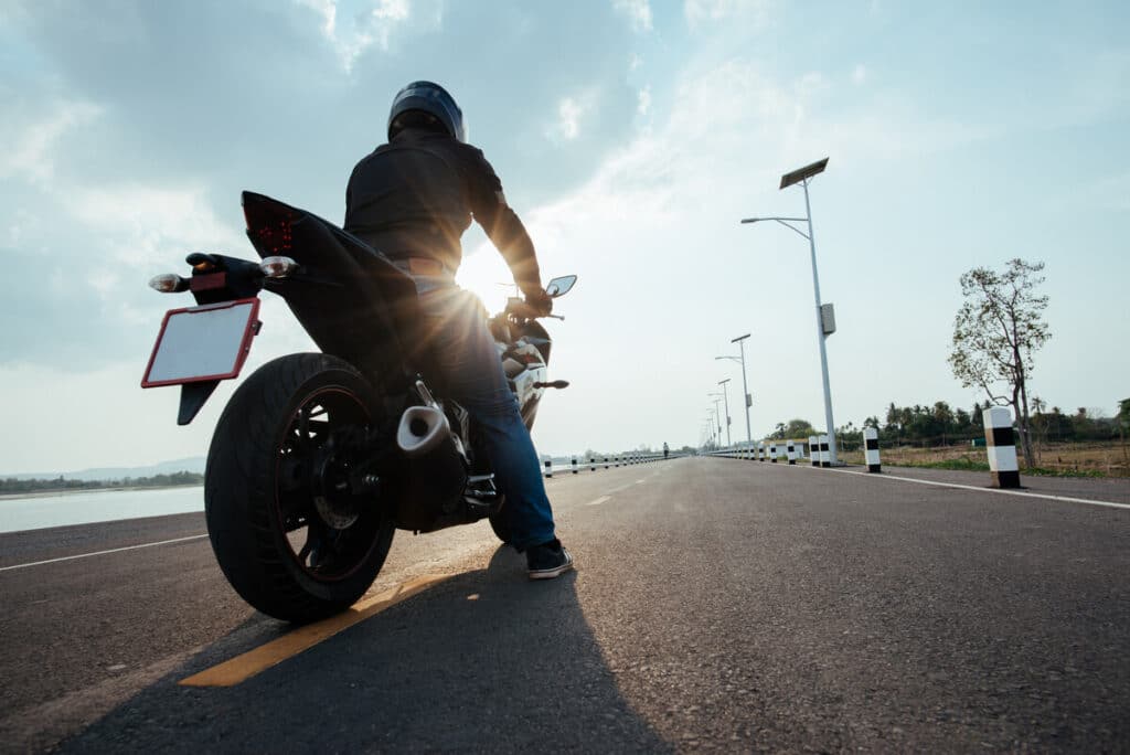 Comment améliorer la sonorité plus sportive de votre moto avec les échappements adaptés 3 Une moto sportive en pleine accélération sur route pour tester la sonorité du moteur.